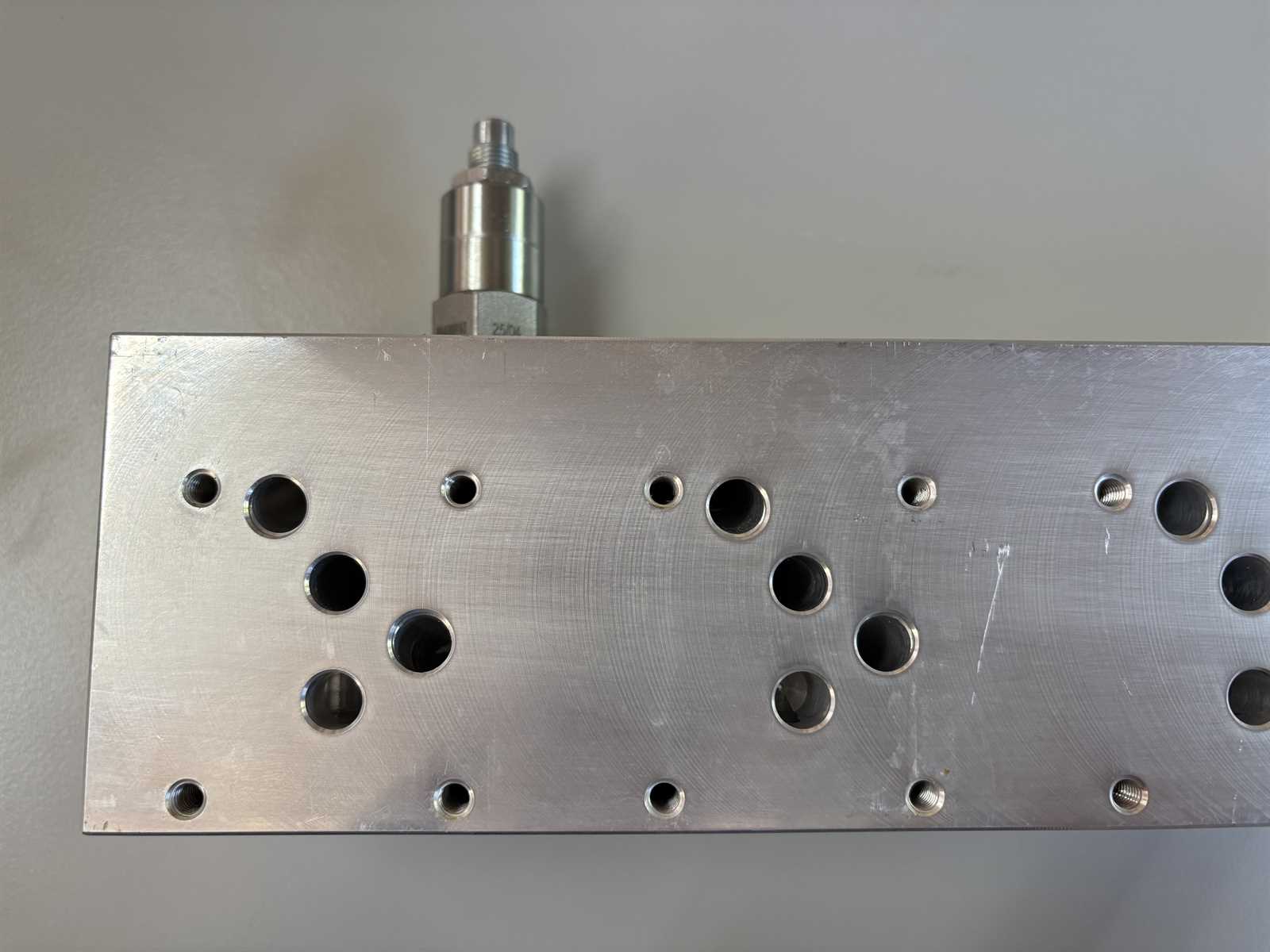 Preview: Hydraulikventil 4/3-Wege NG10 P,T,A,B offen 230 VDC