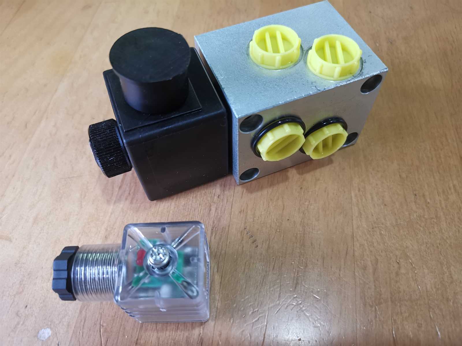 Preview: Hydraulikventil Wechselweiche NG4 flanschbar 6/2 Wege 12 V 20L/min