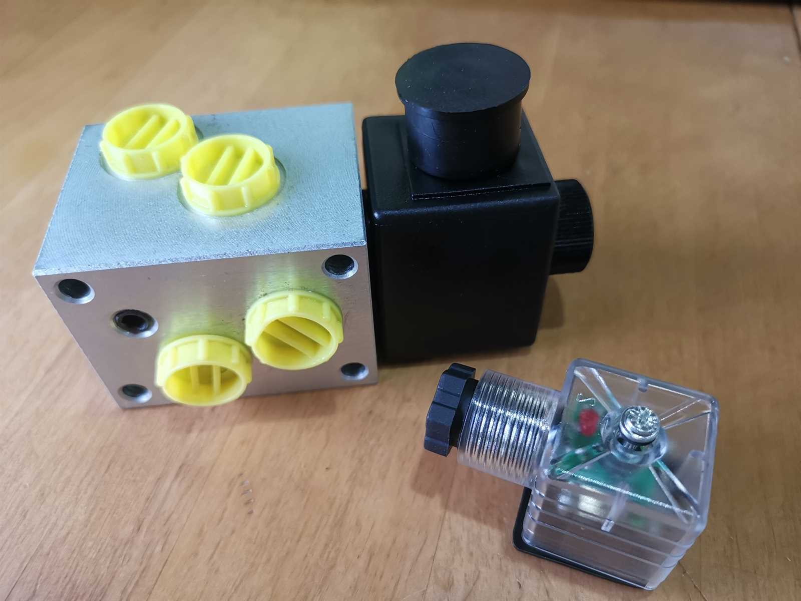 Preview: Hydraulikventil Wechselweiche NG4 flanschbar 6/2 Wege 12 V 20L/min