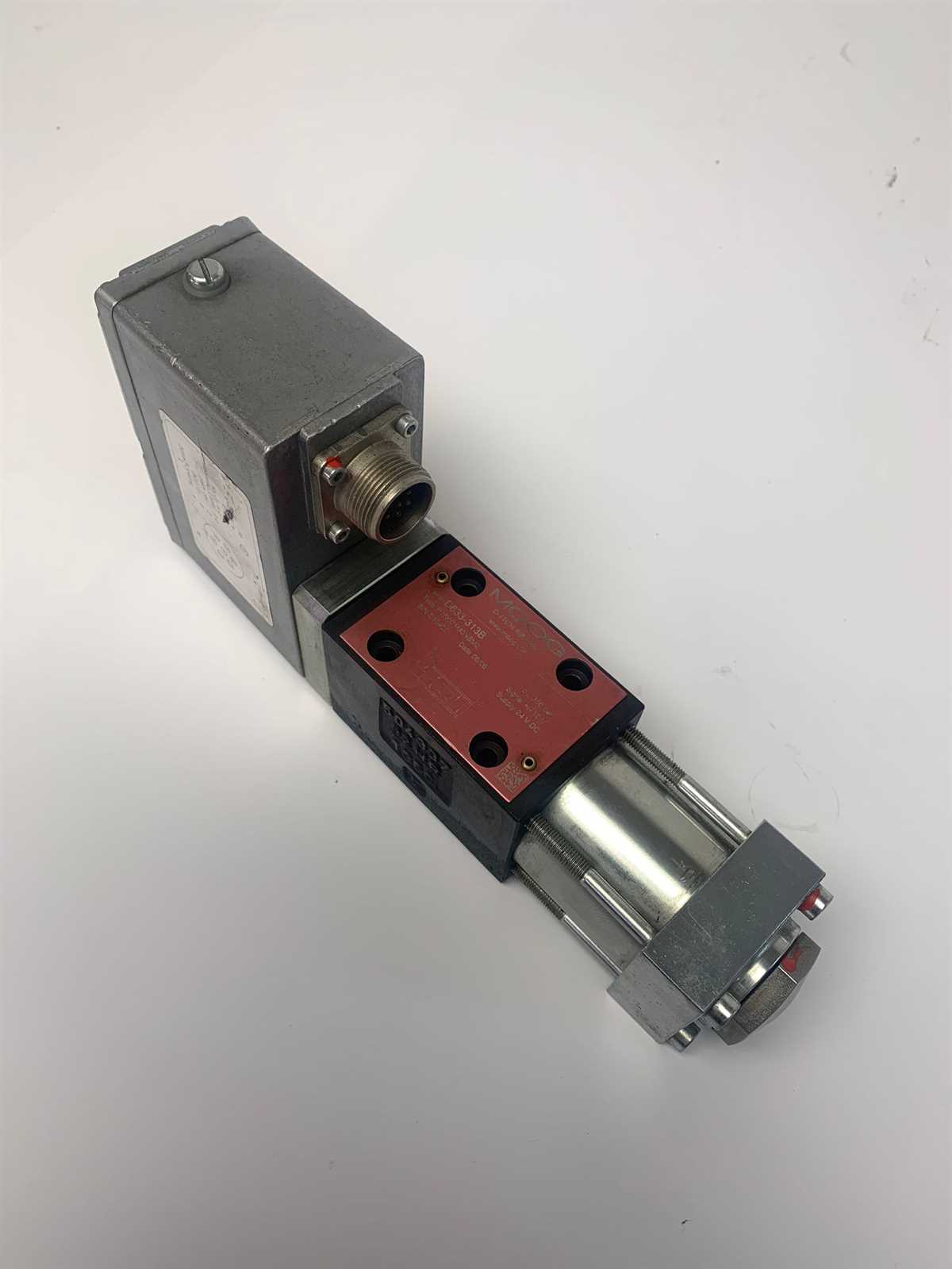 Preview: Servo Proportionalventil MOOG D663-313B 4/3-Wegeventil Cetop 03 NG6 P-T-A-B gesperrt 24 VDC