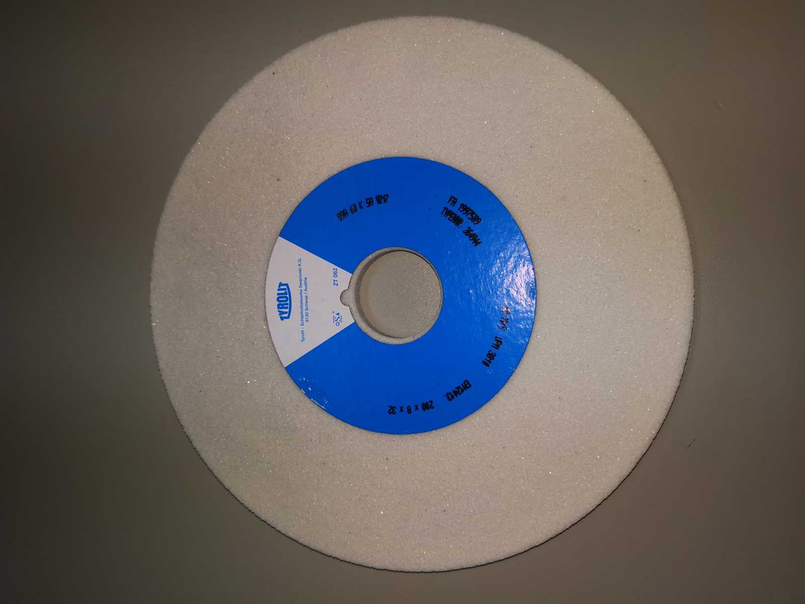 Preview: Gerade Schleifscheibe Schärfscheibe Tyrolit für Bandsägebänder 200x8x32 weis Korund