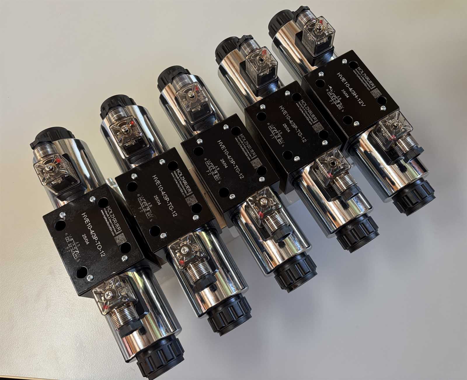 Grundplatte NG6 1 fach mit DBV und Hydraulikventil 60L/min 4/3 P-T-A-B geschlossen 12VDC im Set