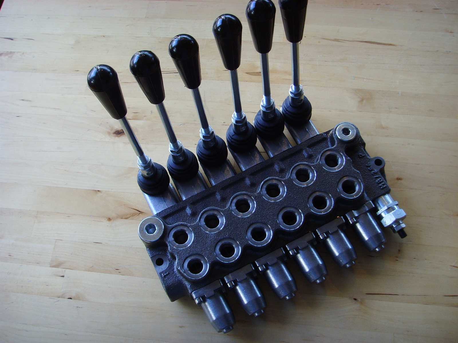 Hydraulikventil Monoblock 6-Sektionen 45l/min dw