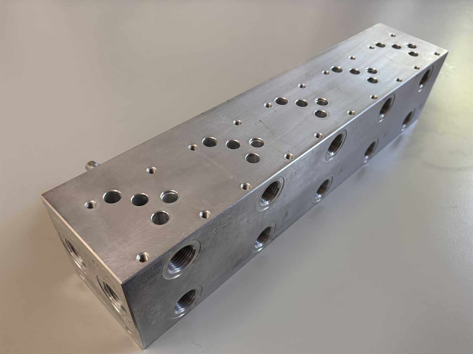 Hydraulikventil Magnetventil 4/3-Wegeventil Cetop 05 NG10 P-T-A-B geschlossen 24 VDC