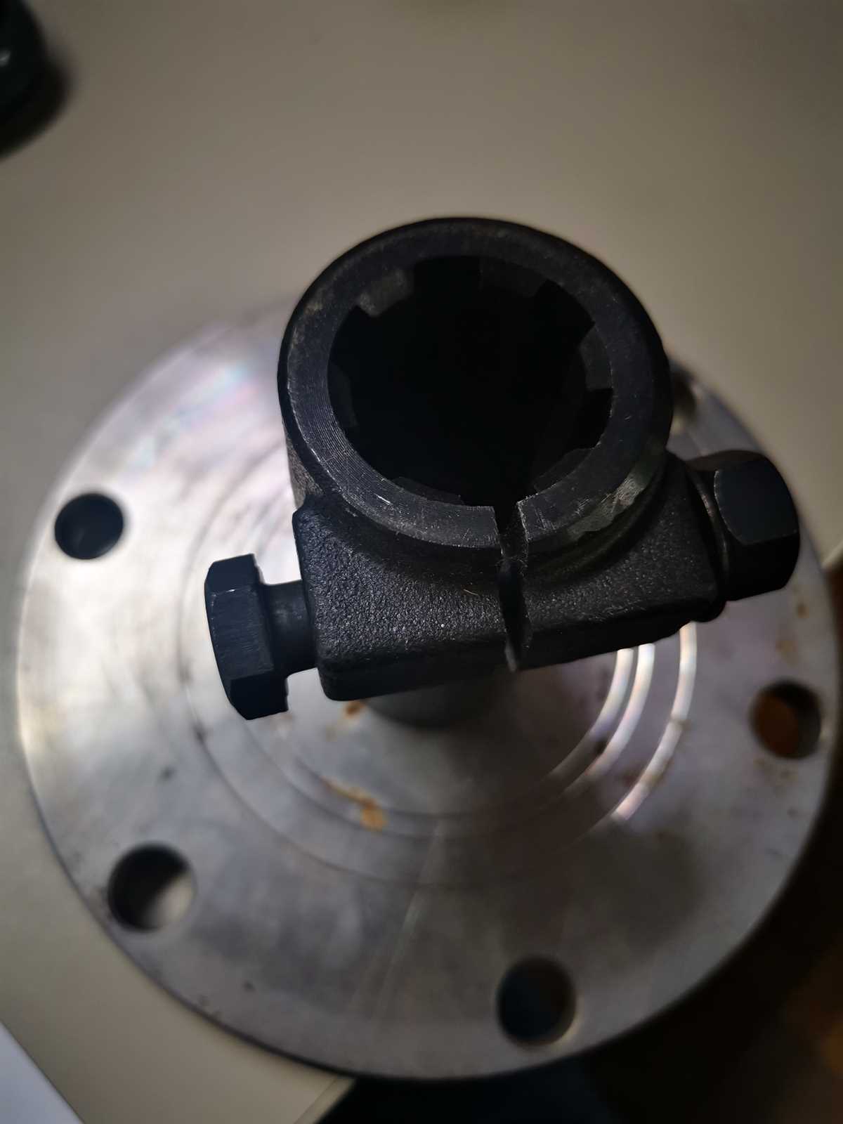 Rotatorflansch mit Bolzen für 3 Tonnen Rotator 50/25 mm für Drillkegel Ø 200mm LK173 x 6 x 17 schwar