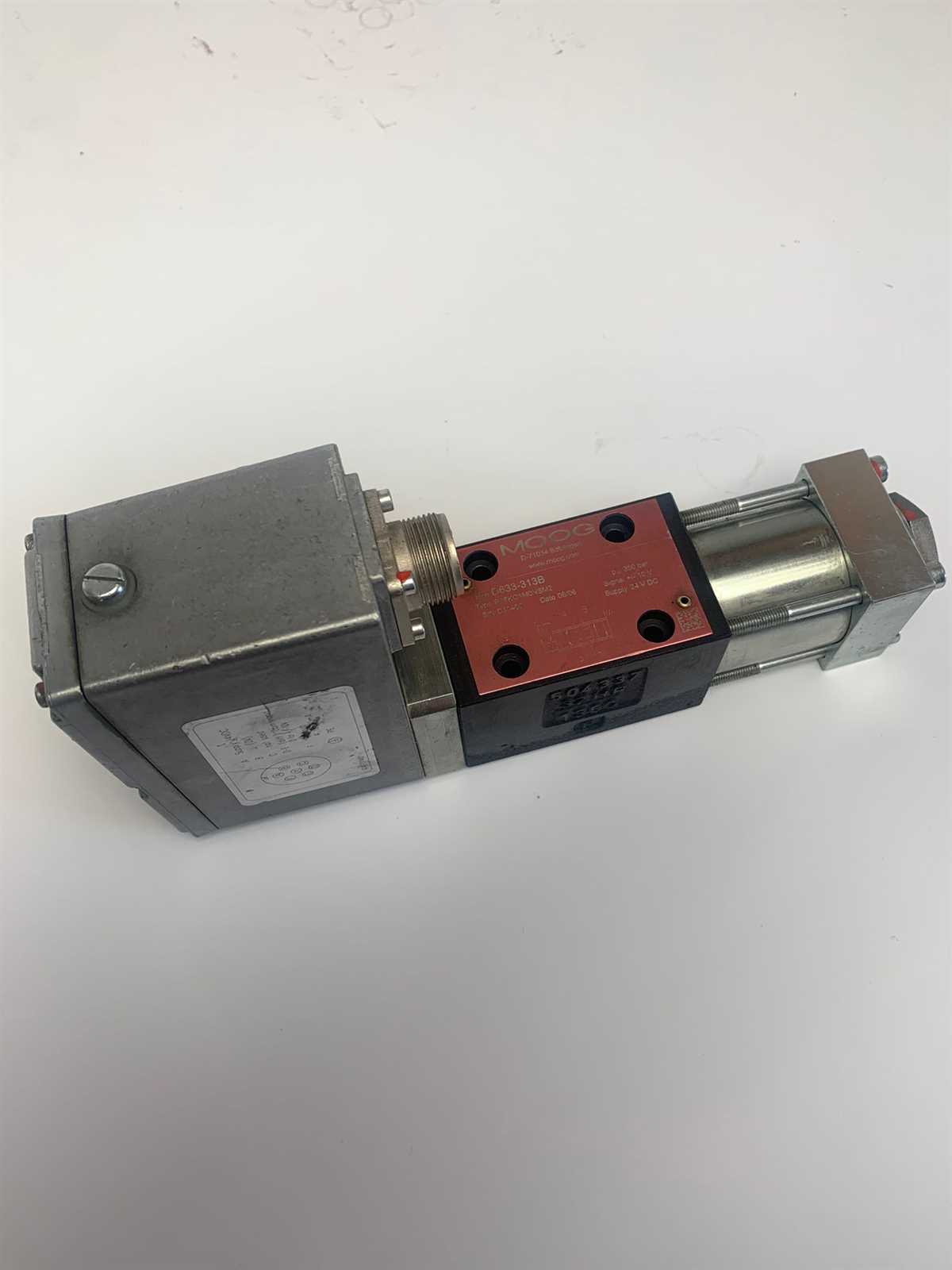 Servo Proportionalventil MOOG D663-313B 4/3-Wegeventil Cetop 03 NG6 P-T-A-B gesperrt 24 VDC